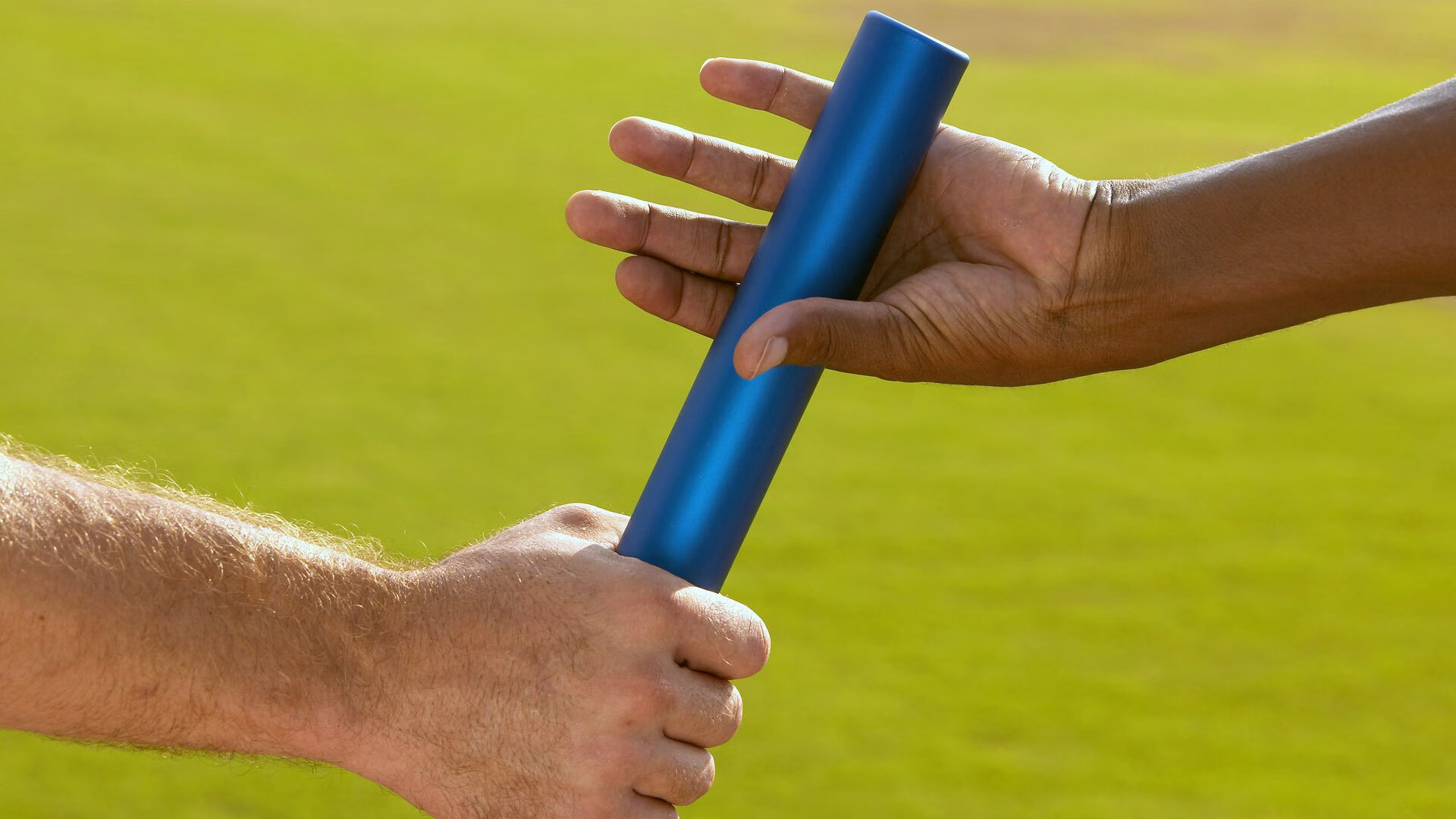 赛道上的孤勇者，周冠宇扛起全队，梅赛德斯横扫红牛二队背后的故事