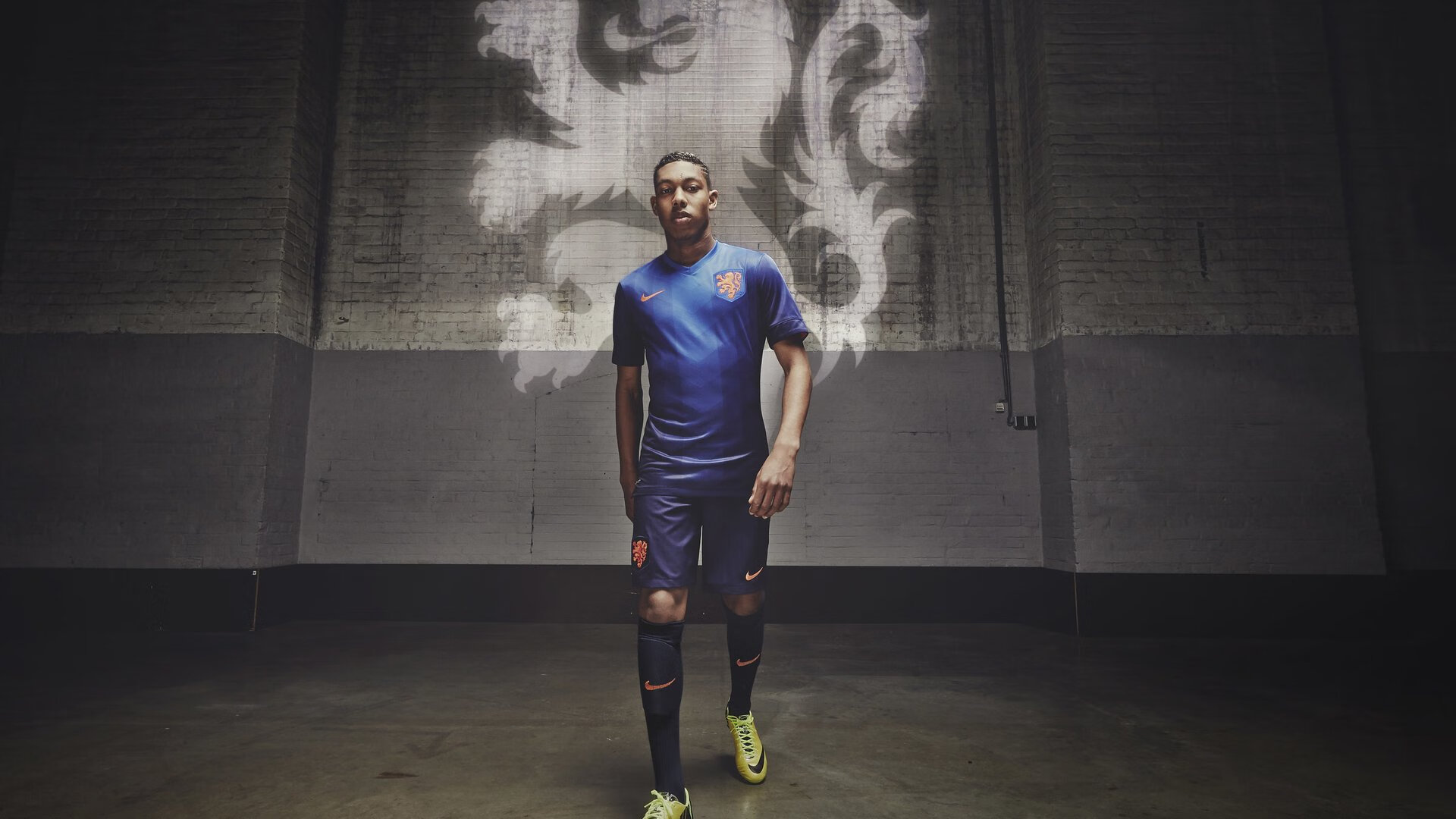 绿茵场外的扛旗人,当张继科的名字与一场足球赛相遇